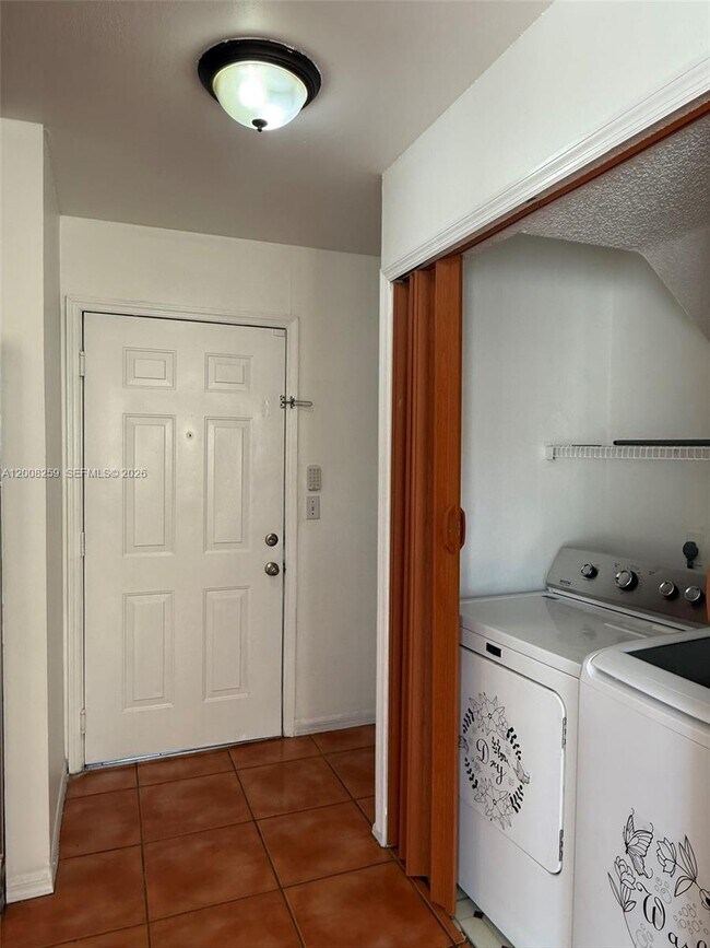 Building Photo - 6235 SW Kendale Lakes Cir