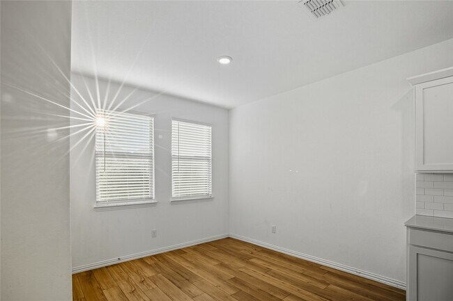 Building Photo - 14725 Mainstay Way