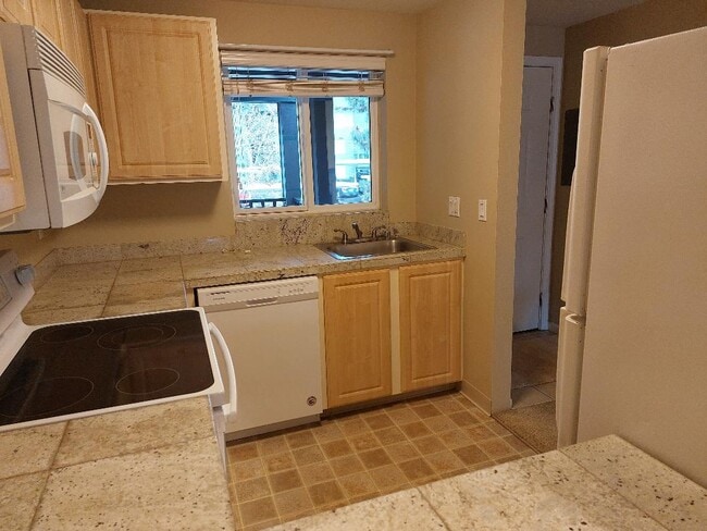 Building Photo - 11112 NE 124th Ln