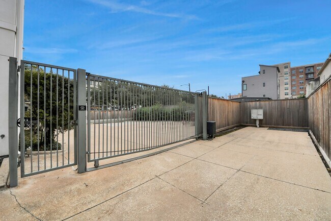 Building Photo - 1014 Montrose Blvd