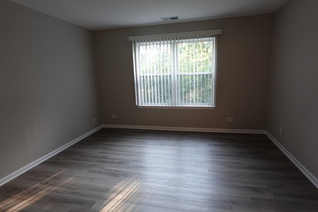 Building Photo - 1136 N Claremont Dr