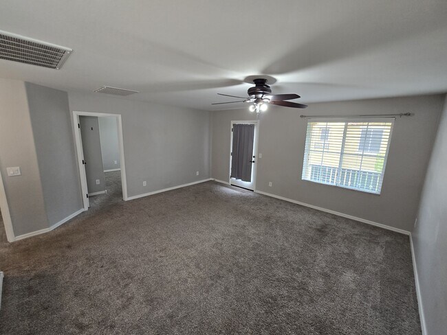 Building Photo - 950 S Wallrade Ln