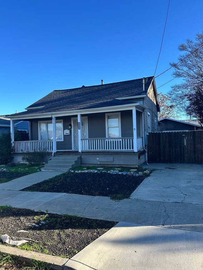 Building Photo - Cute Northside Bungalow