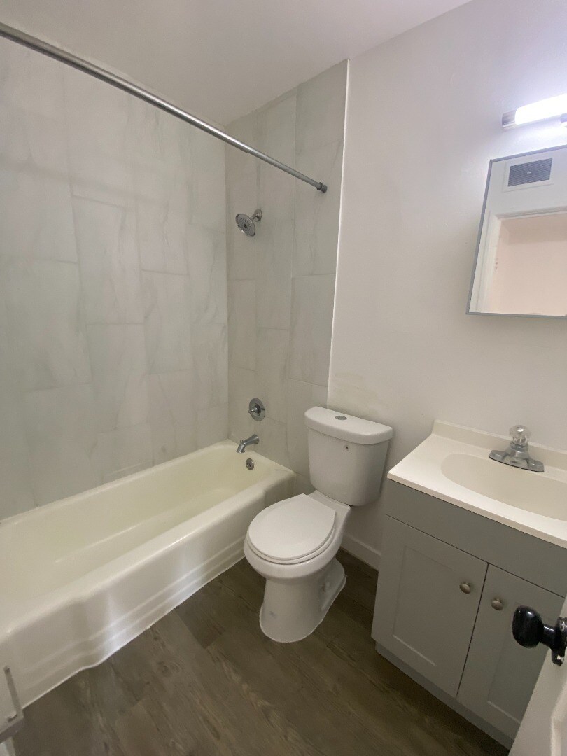 Building Photo - 815D Courtois