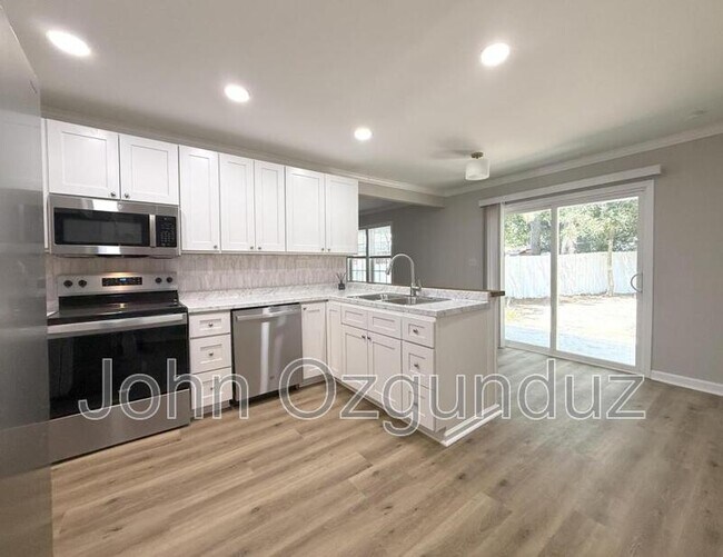 Building Photo - 3909 Westra Dr