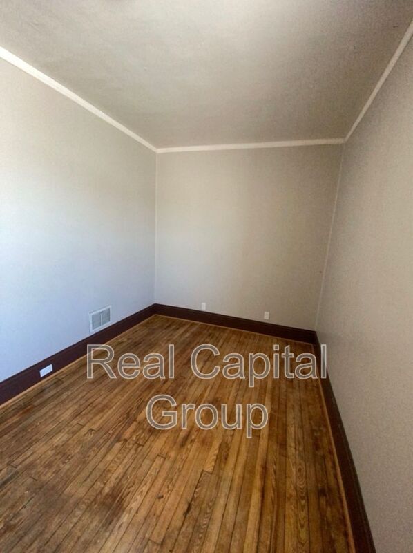Building Photo - 102 Macamley St