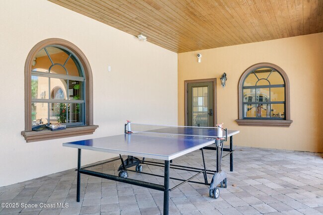 Building Photo - 724 Carlsbad Dr