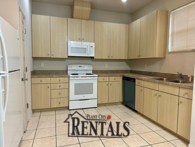 Building Photo - 3/2.5 RARE TOWNHOME NEW PAINT & CARPET