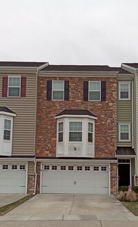 Building Photo - Large Townhouse - 3 Bedroom - 2.5 Bath