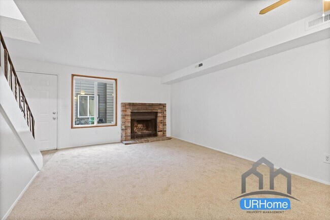 Building Photo - 2 Bed Townhome in SE Portland - $1,695 - Pets Welcome!