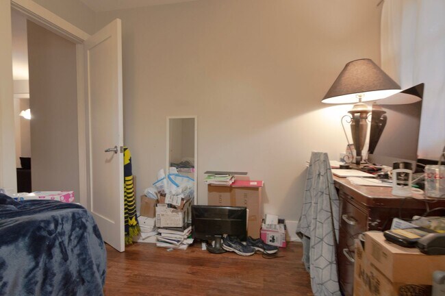 Building Photo - Room for Rent in 5 Bedroom House