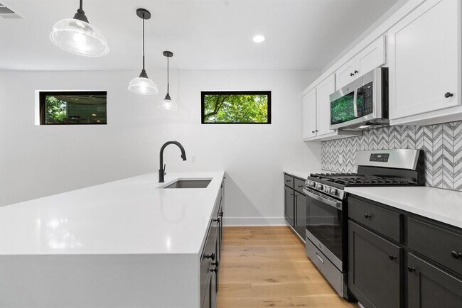 Building Photo - 2102 Eva St