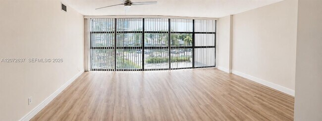 Building Photo - 600 Parkview Dr
