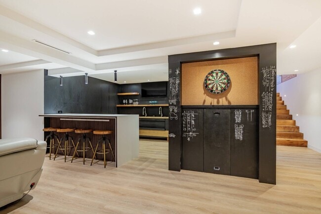 Building Photo - 89 Pantigo Rd