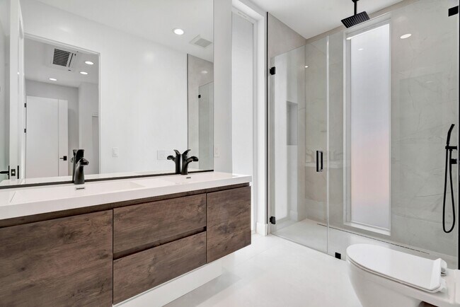 Building Photo - Elegant 2BR / 2BA in Prime North Hollywood