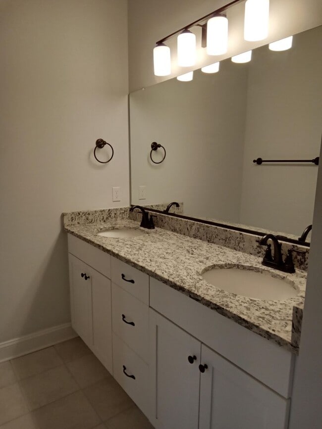 Building Photo - Patio Townhome Located 1 Block from Bedfor...