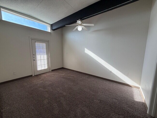 Building Photo - 1619 University Ave