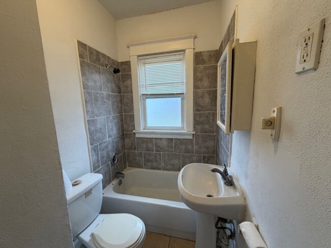 Building Photo - COMING SOON: Heavenly Haven on Hornsby **Section 8 Friendly!**