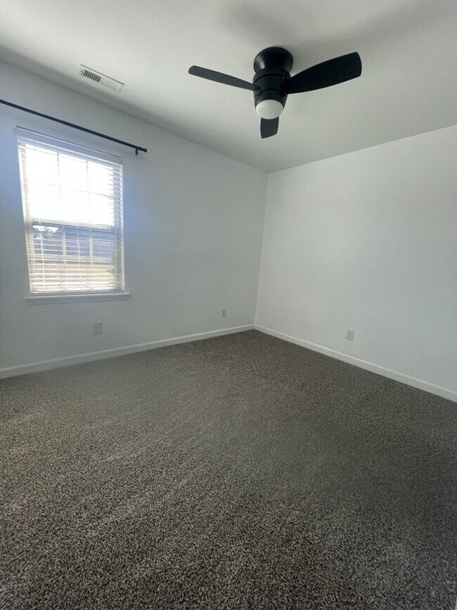 Building Photo - Bradford Estates!