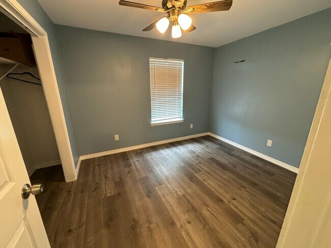 Building Photo - 1229 Northview Dr