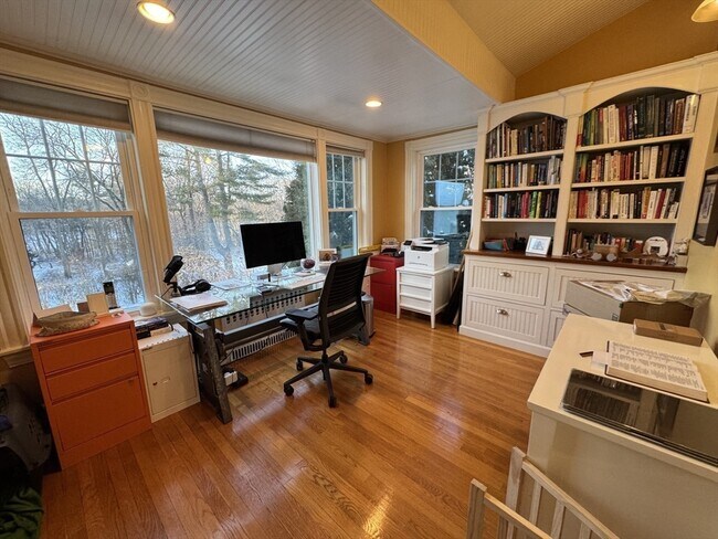 Building Photo - 35 Wellesley St