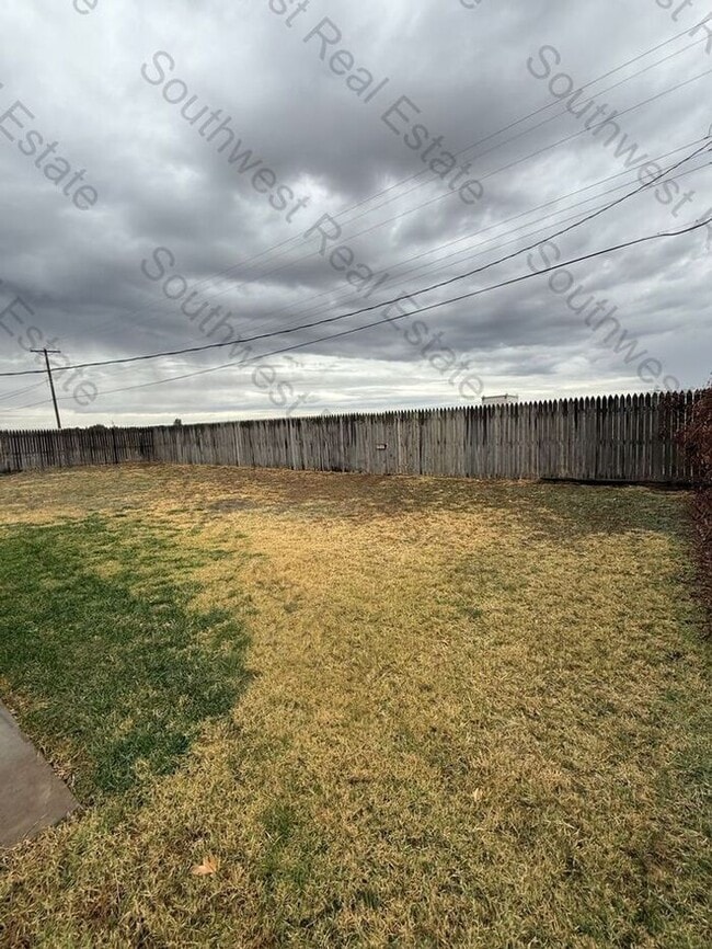 Building Photo - Spacious 3 bedrooms 2 bath family home