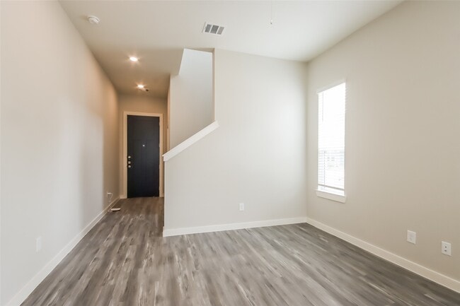 Building Photo - 9835 Willow Creek Commerce Dr