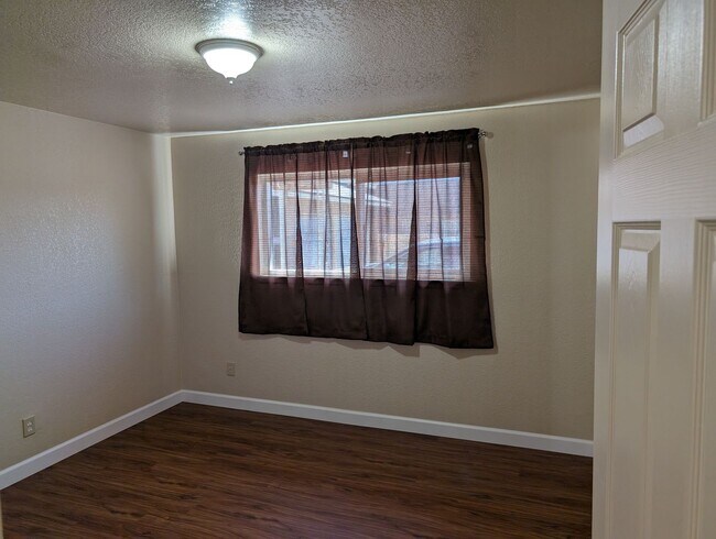 Building Photo - University Triplex