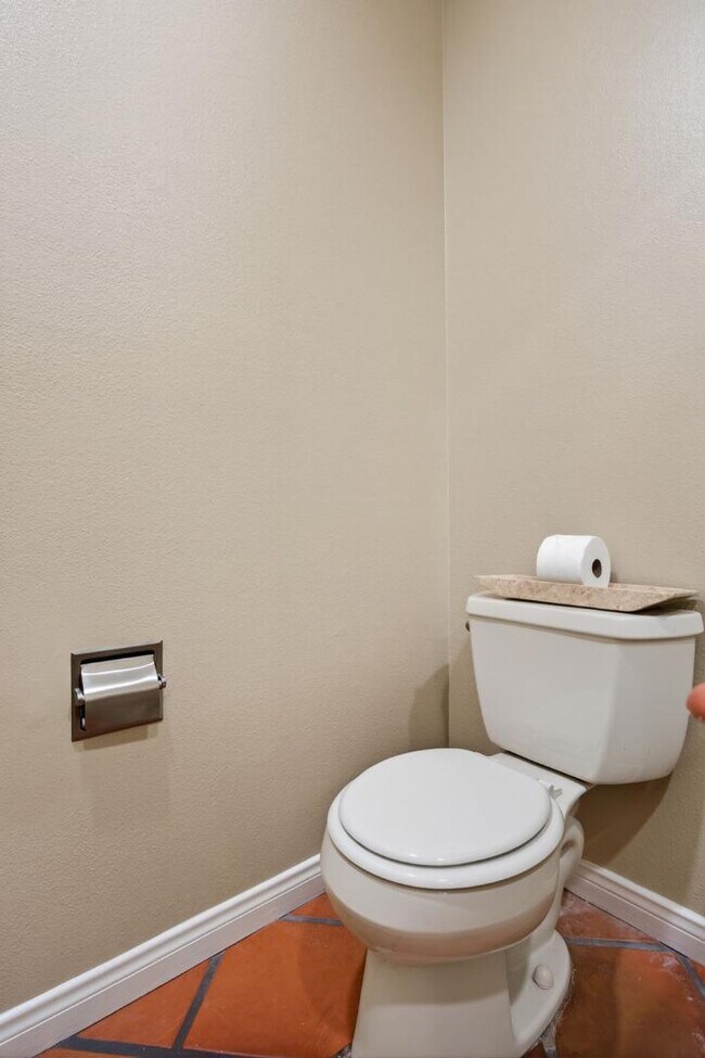 Building Photo - 1525 Fairway Dr