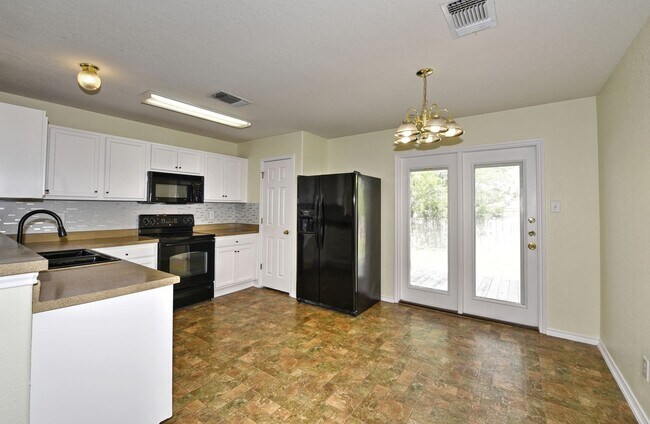 Building Photo - GREAT SINGLE STORY HOME  |  DECK REDONE CL...