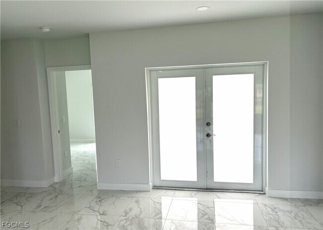 Building Photo - 825 Porter St E