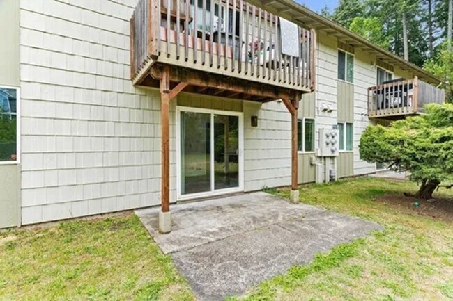 Building Photo - 4 Plex near University Place, #B (PRICE REDUCED)