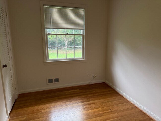 Building Photo - 9220 Quintana Dr