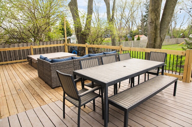 Building Photo - 2S316 Arrowhead Dr