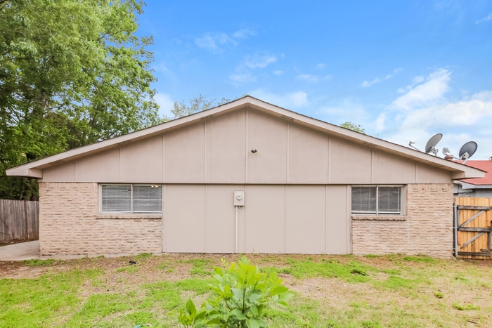 Building Photo - 6205 Magnolia Ln