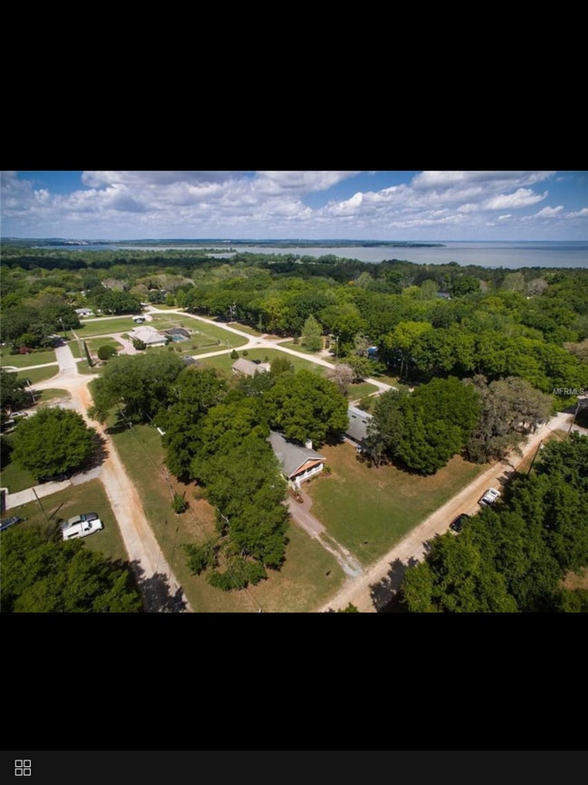 Building Photo - Charming 3/2 Bungalow