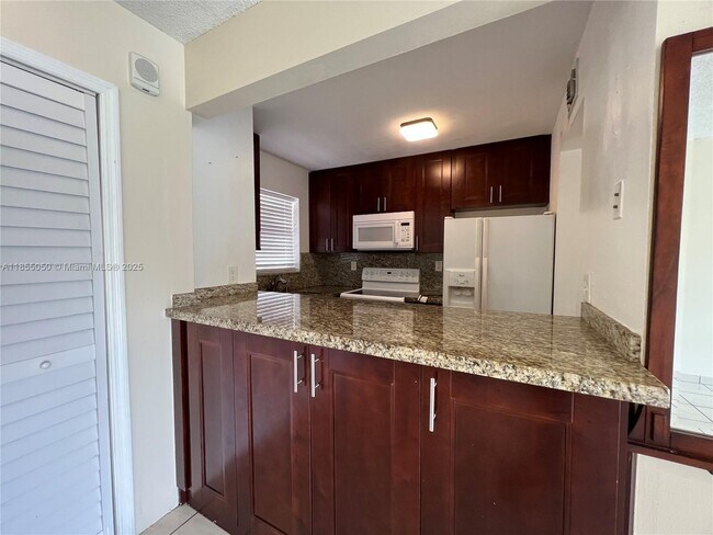 Building Photo - 8887 Fontainebleau Blvd
