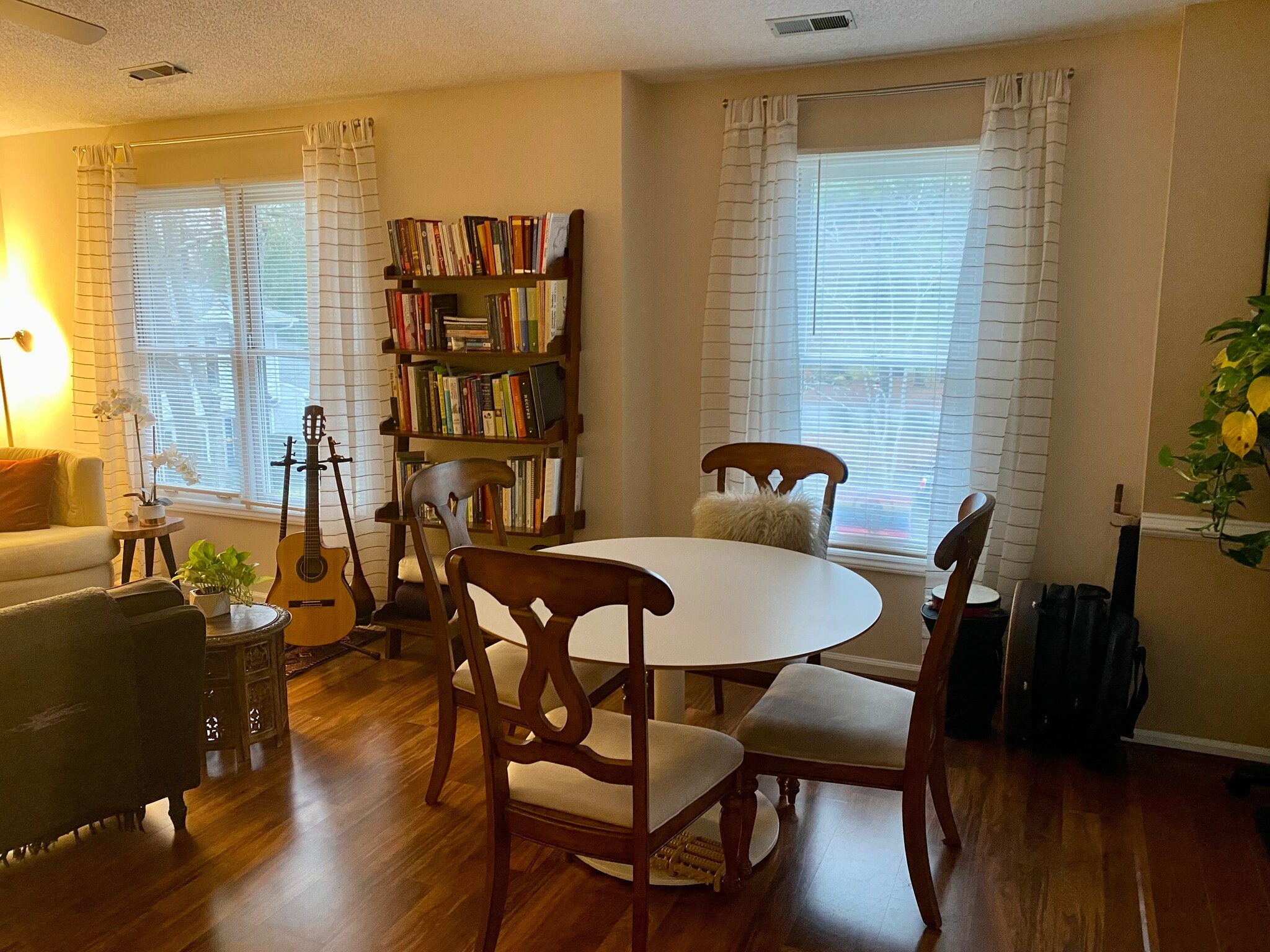 Eating area - 121 Westview Dr