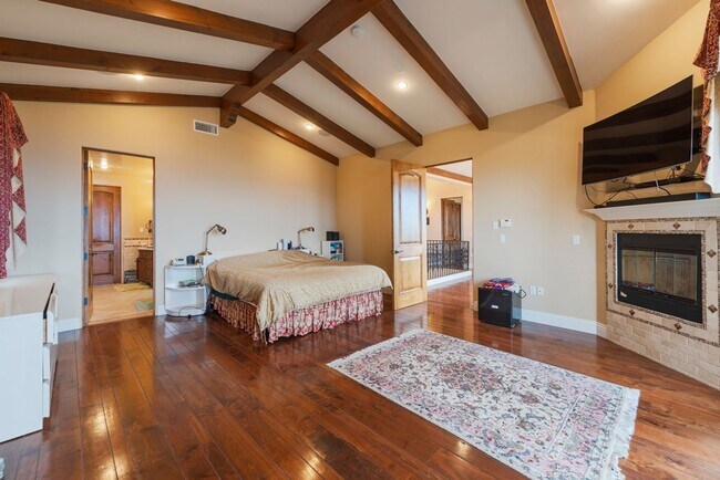 Building Photo - Gorgeous 5 Bedroom Home with sweeping view...