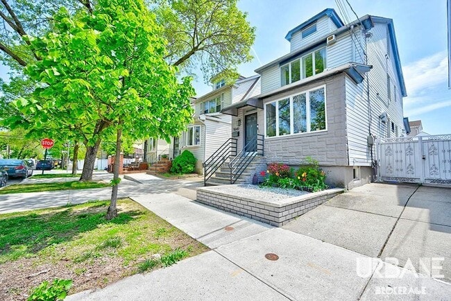 Primary Photo - Stunning Duplex Two Bedroom Duplex