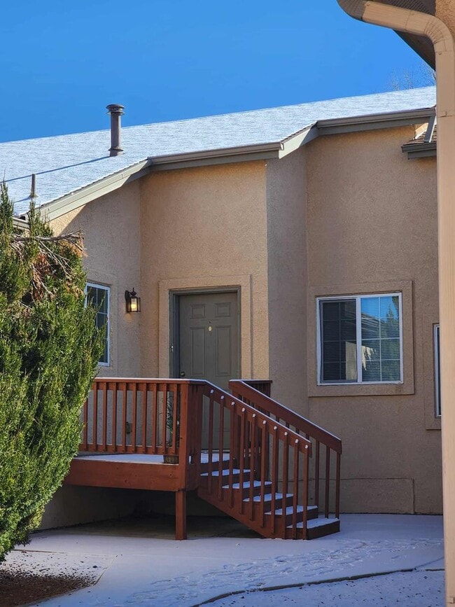 Building Photo - 3 Bedroom 3 Bath Rancher Town Home 2 Car Garage