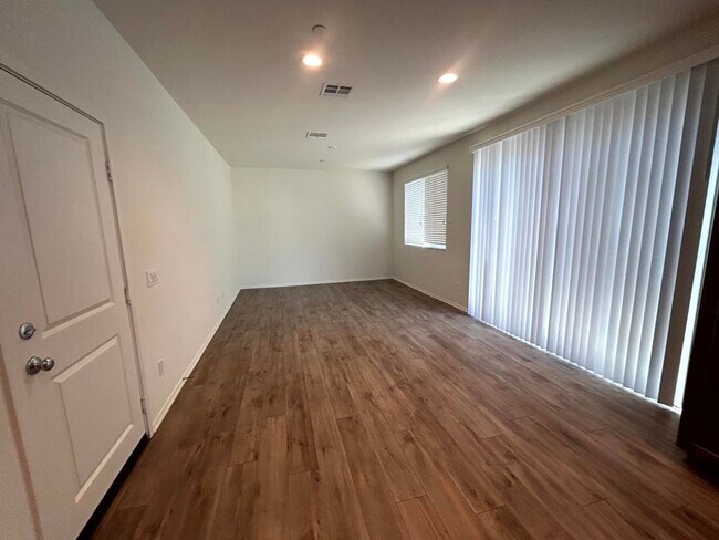 Building Photo - 295 Fuerte Dr