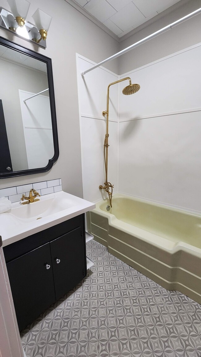 Building Photo - 131 Anne St