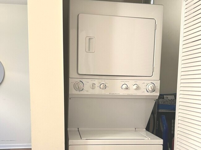 Building Photo - 873 N Larrabee St