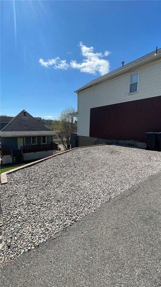 Building Photo - 424 W 7th Ave