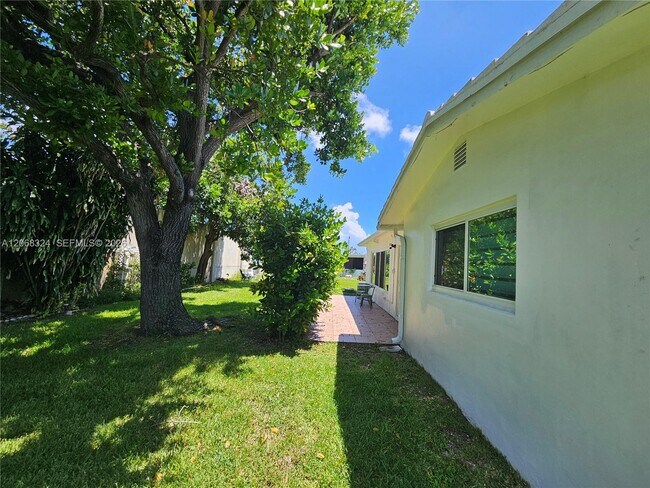Building Photo - 2661 NW 4th Ave