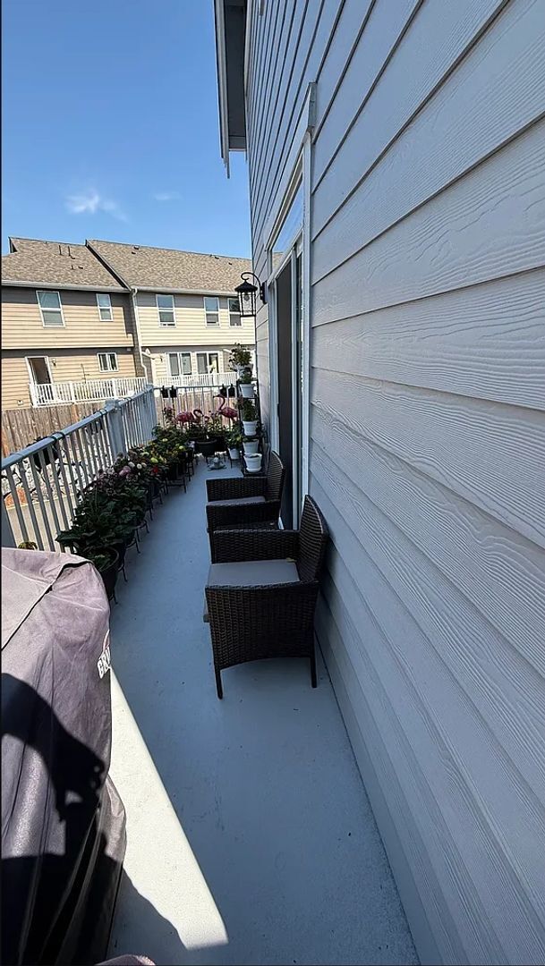 Building Photo - Spacious 3 Bedroom, 3 Bath End-Unit Condo ...