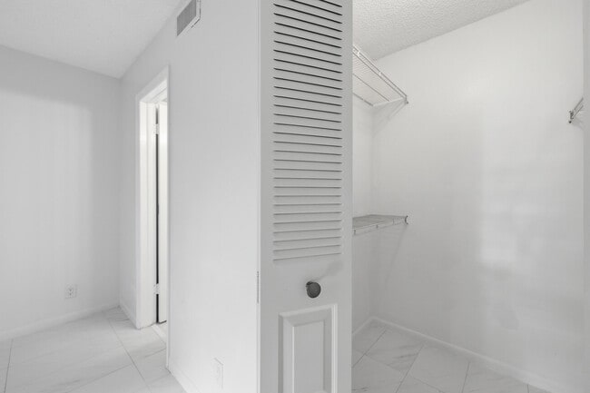 Building Photo - 4700 Lucerne Lakes Blvd W