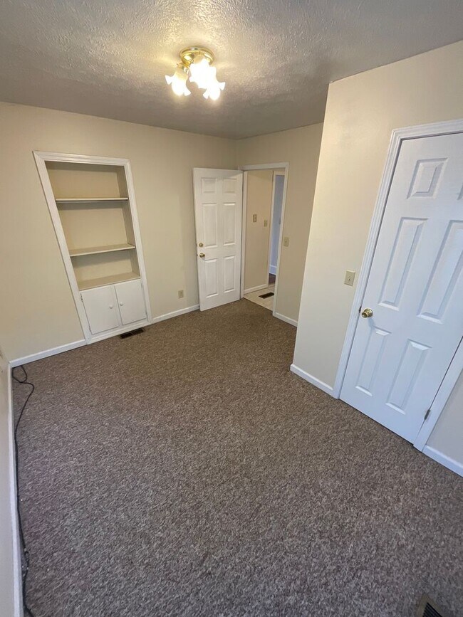 Building Photo - 4 BED HISTORIC BLOOMINGTON HOUSE!! *AVAILABLE AUGUST 2027*