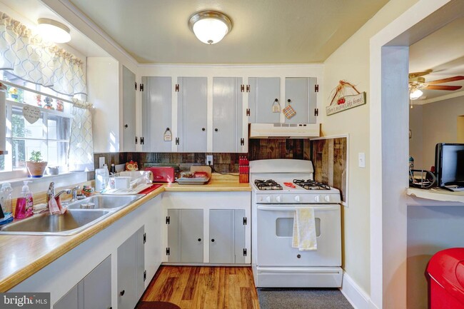 Building Photo - 220 Hazel Ave